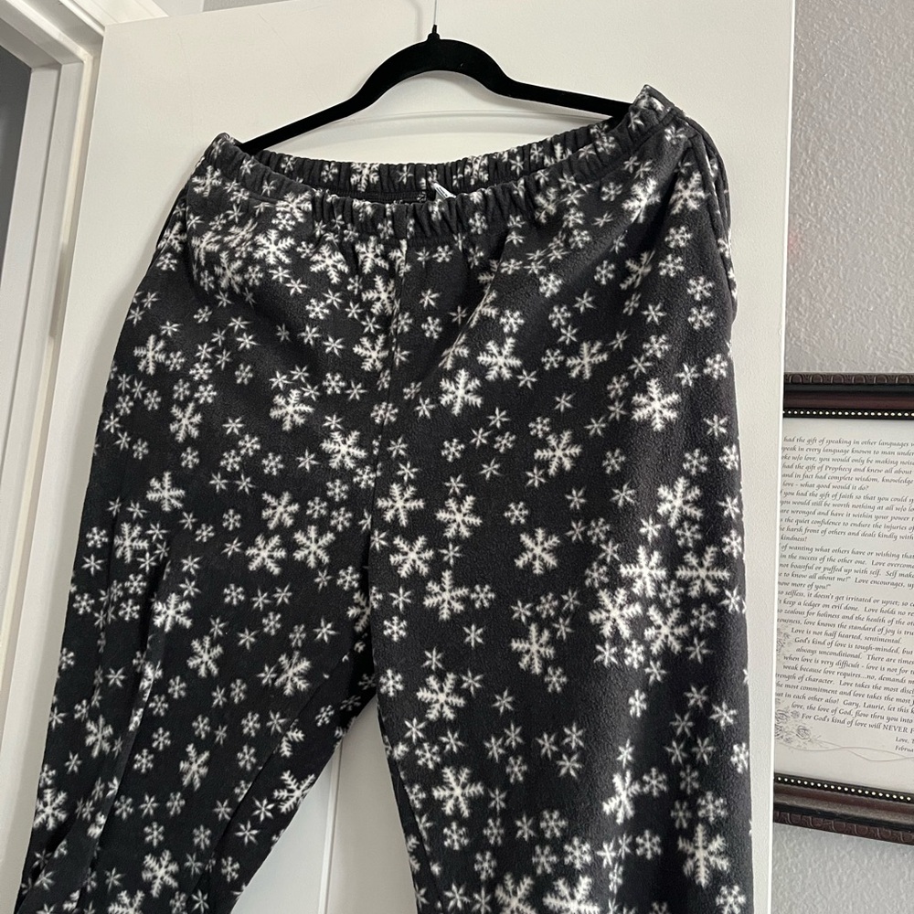 Old Navy Fleece Snowflake Pajama Set - Picture 6 of 11